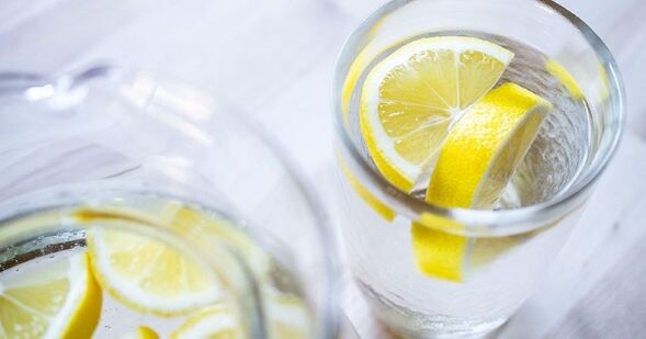 Добавянето на лимонов сок към водата ще улесни придържането към водна диета. 