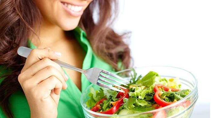 момиче, което яде зеленчукова салата на протеинова диета