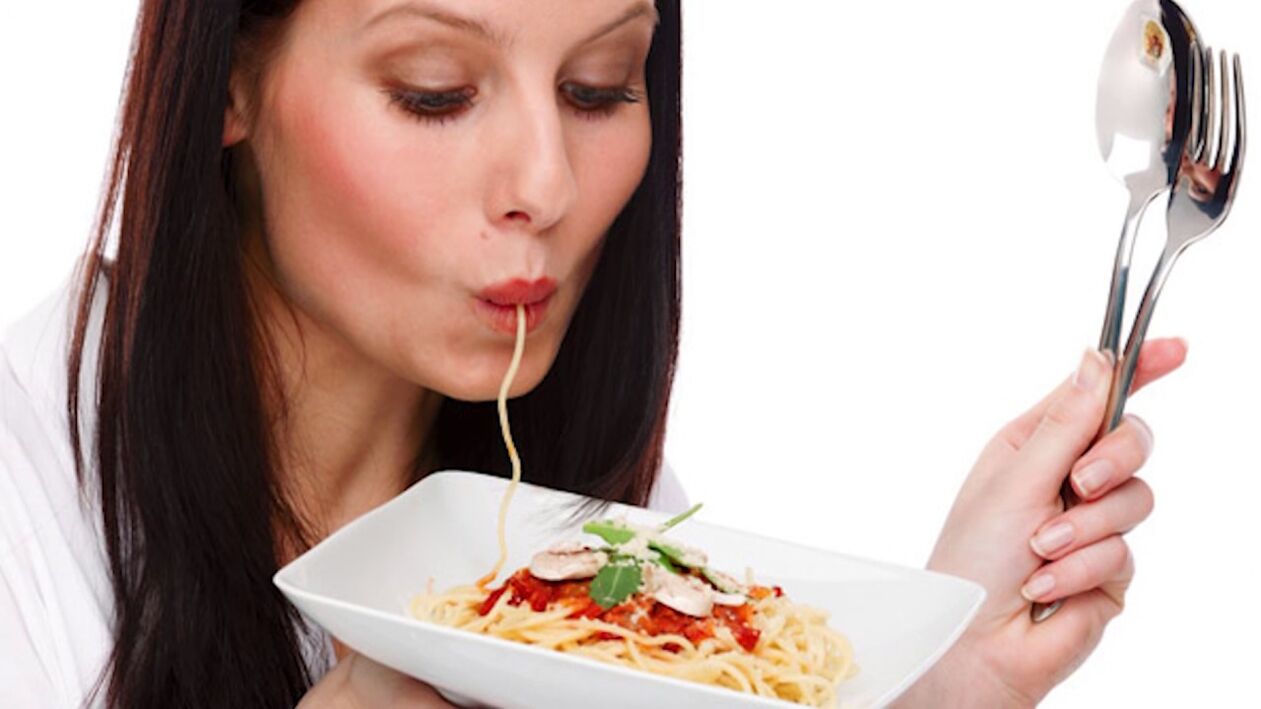 жена яде спагети за отслабване на корема