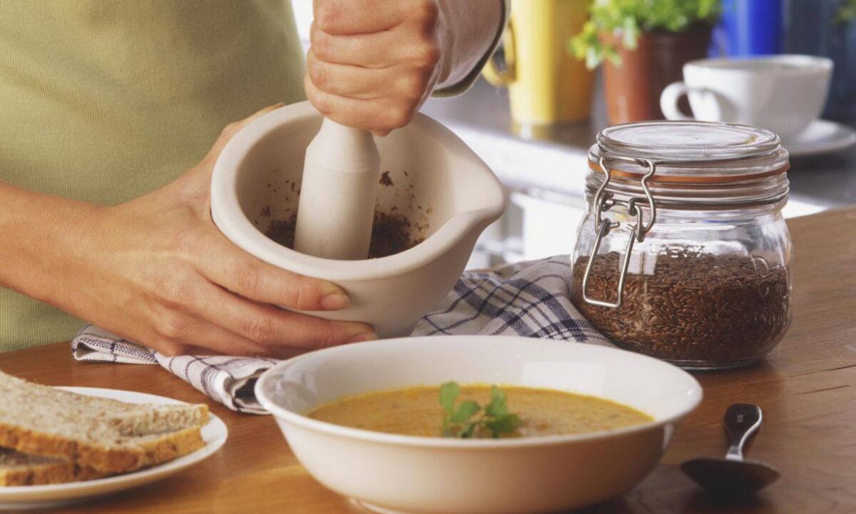 Добавяне на ленено семе към супа за добра функция на червата